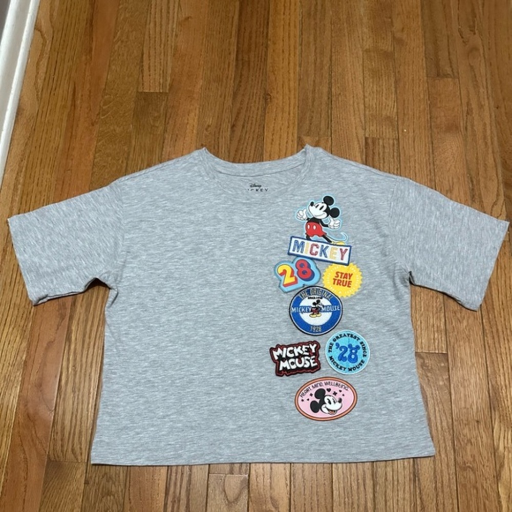 Women’s cropped Disney Gray Short Sleeve Tee with Cartoon Patches Size XSmall